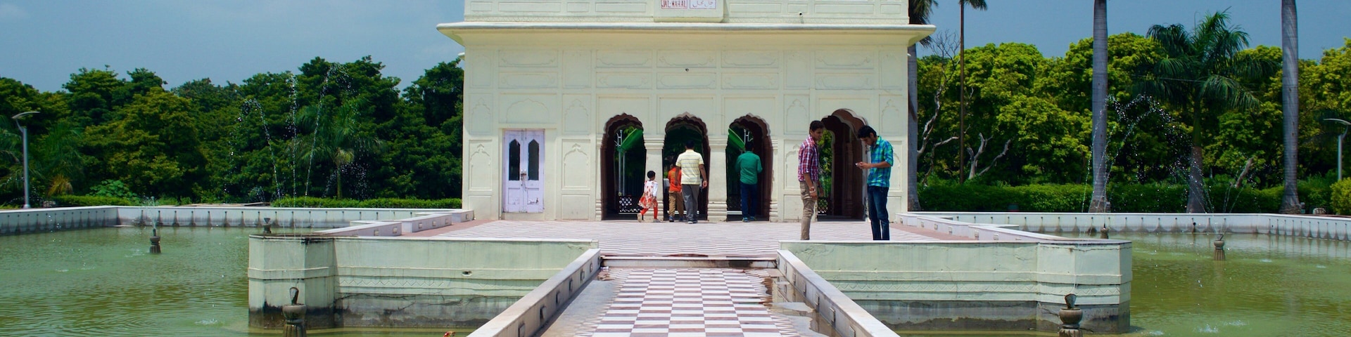 Jardines de Yadavindra, Chandigarh, India mostrando un lago o espejo de agua, arquitectura patrimonial y jardín