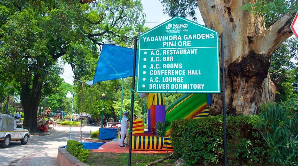 สวน Yadavindra แสดง สวนสาธารณะ และ ป้าย