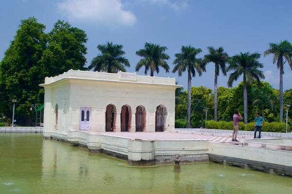 Yadavindra Gardens welches beinhaltet See oder Wasserstelle, historische Architektur und Garten