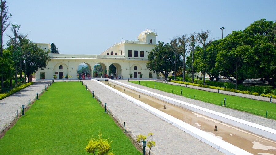 Yadavindra Gardens featuring heritage elements, a park and heritage architecture