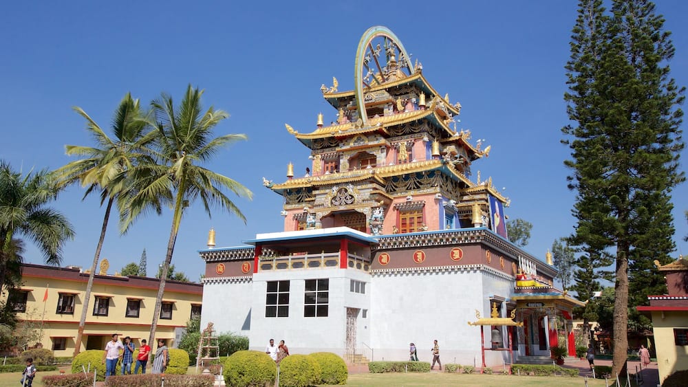 Un temple à plusieurs niveaux, orné de décorations dorées et surmonté d’un grand clocher.