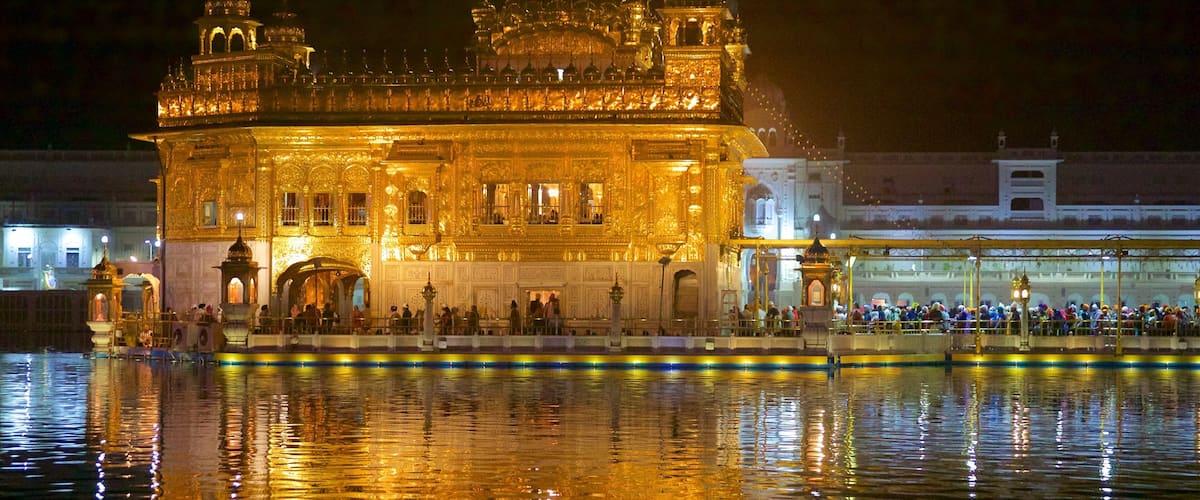 Templo de Oro que incluye un lago o abrevadero, elementos del patrimonio y un templo o lugar de culto