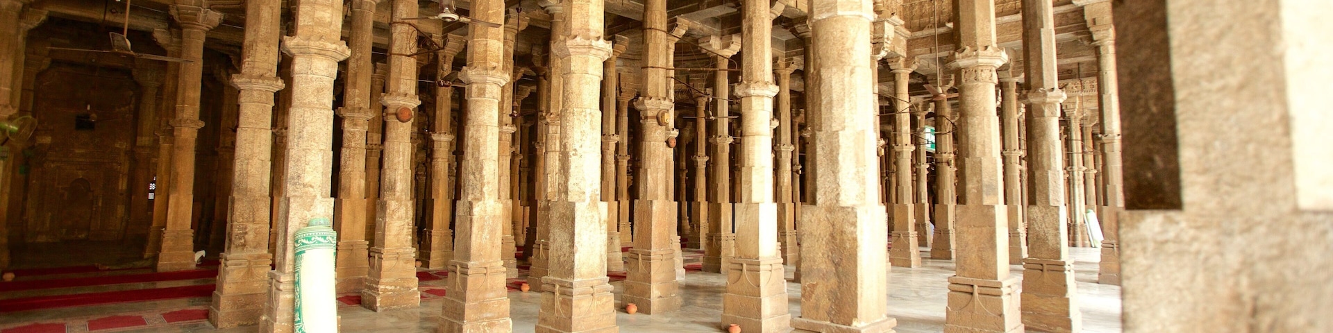 Jama Masjid Mosque which includes a mosque, heritage architecture and heritage elements