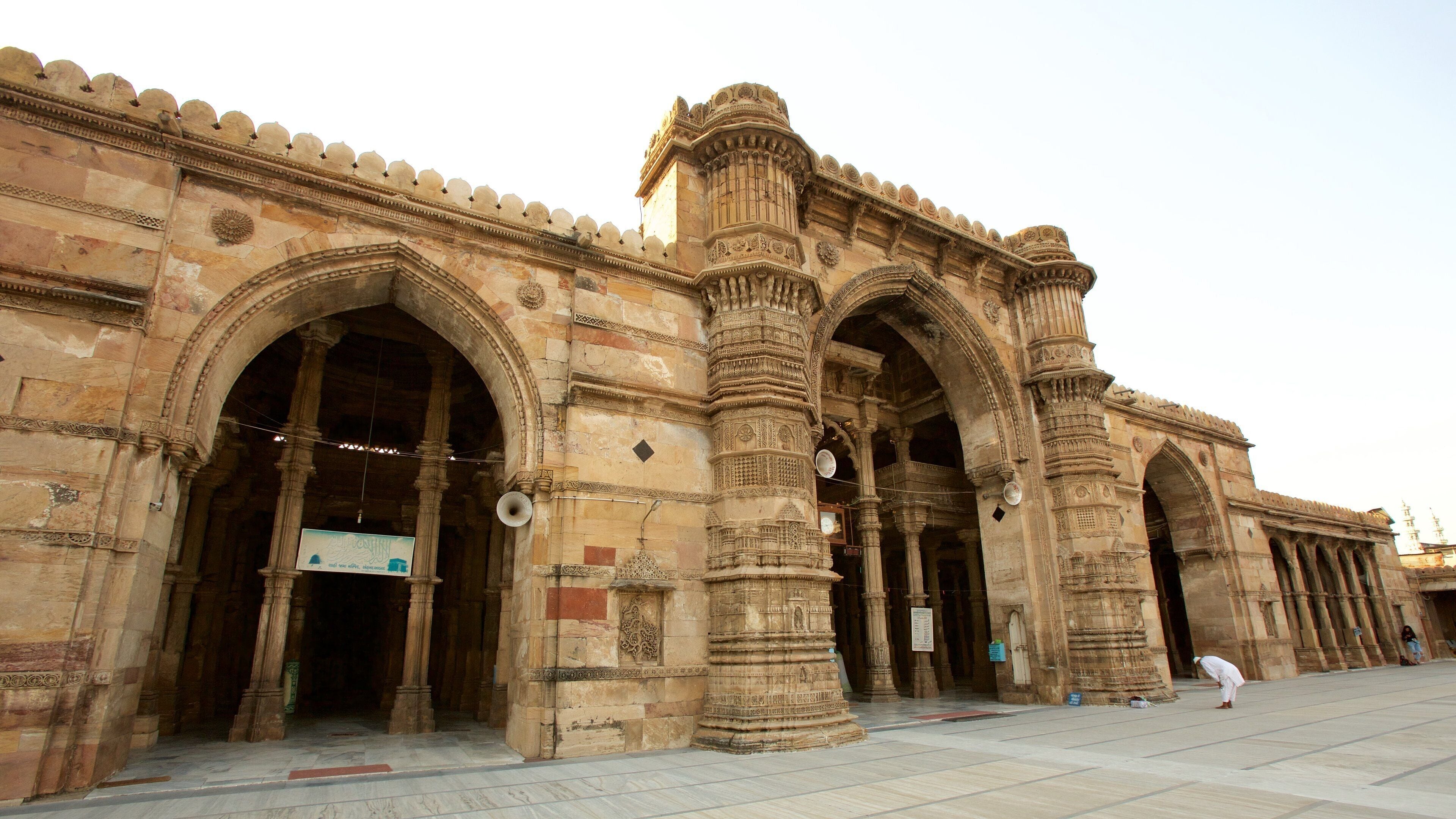 Jama Masjid-moskeen fasiliteter samt historisk arkitektur