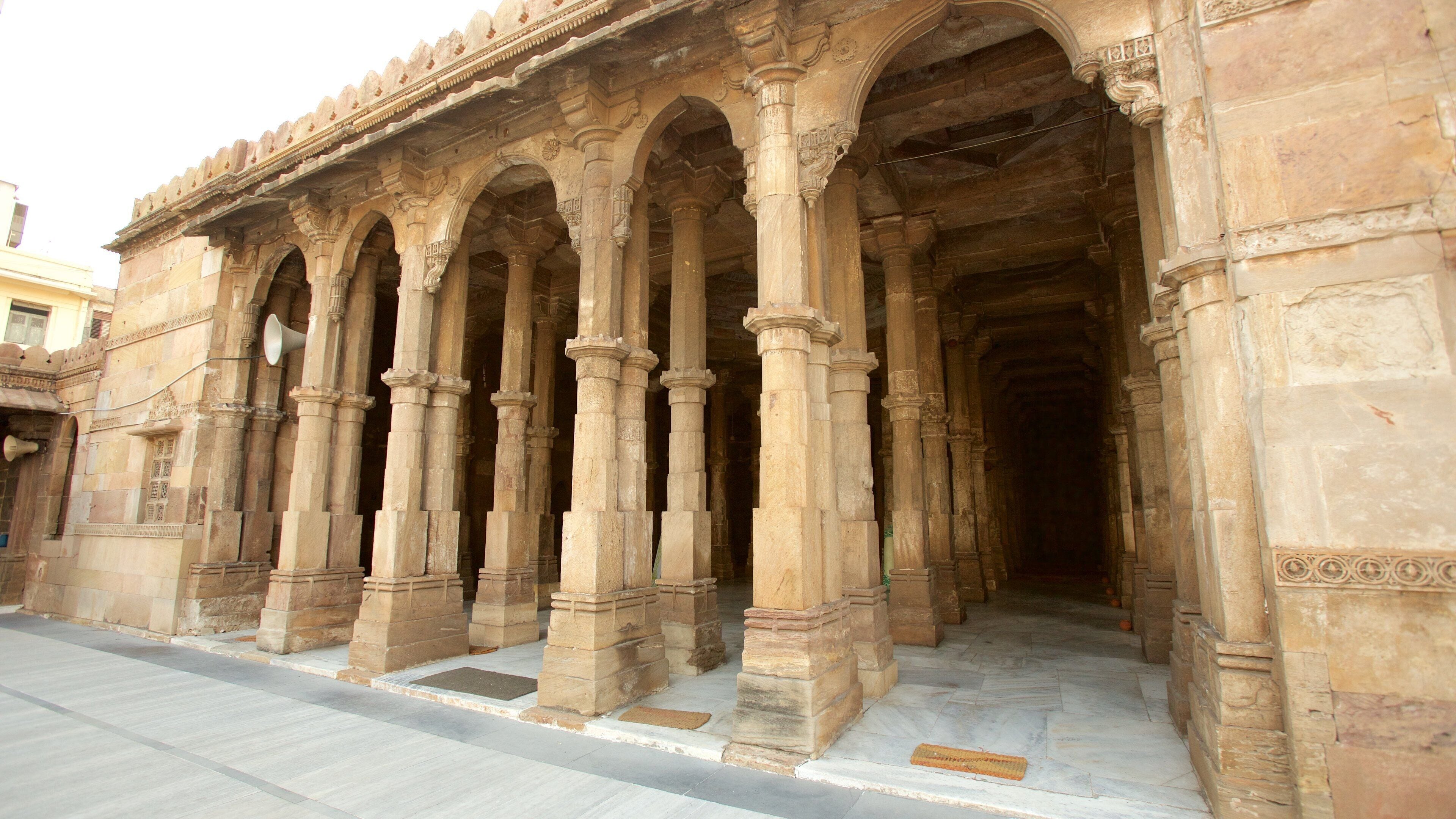 Un edificio histórico con una serie de arcos y columnas.