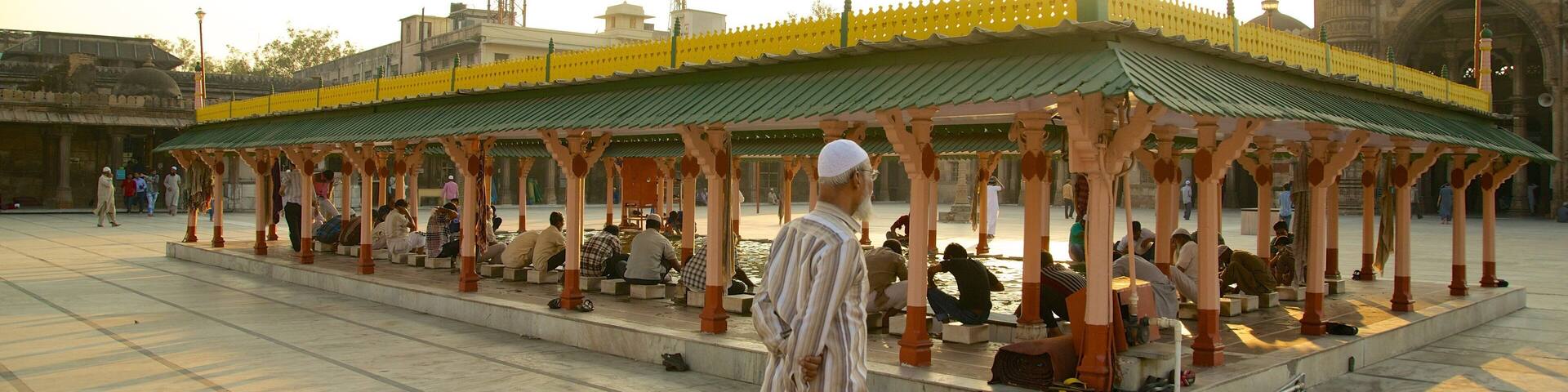 Jama Masjid Mosque showing a day spa and a square or plaza