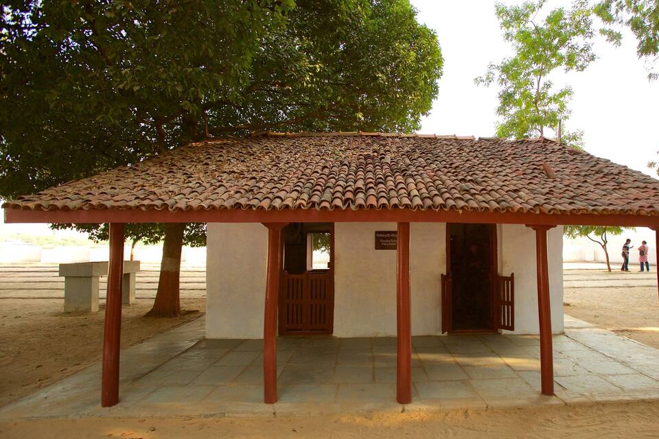 Un pabellón tradicional con tejado de azulejos y un letrero que dice 'Palacio Vineira de Mora'.