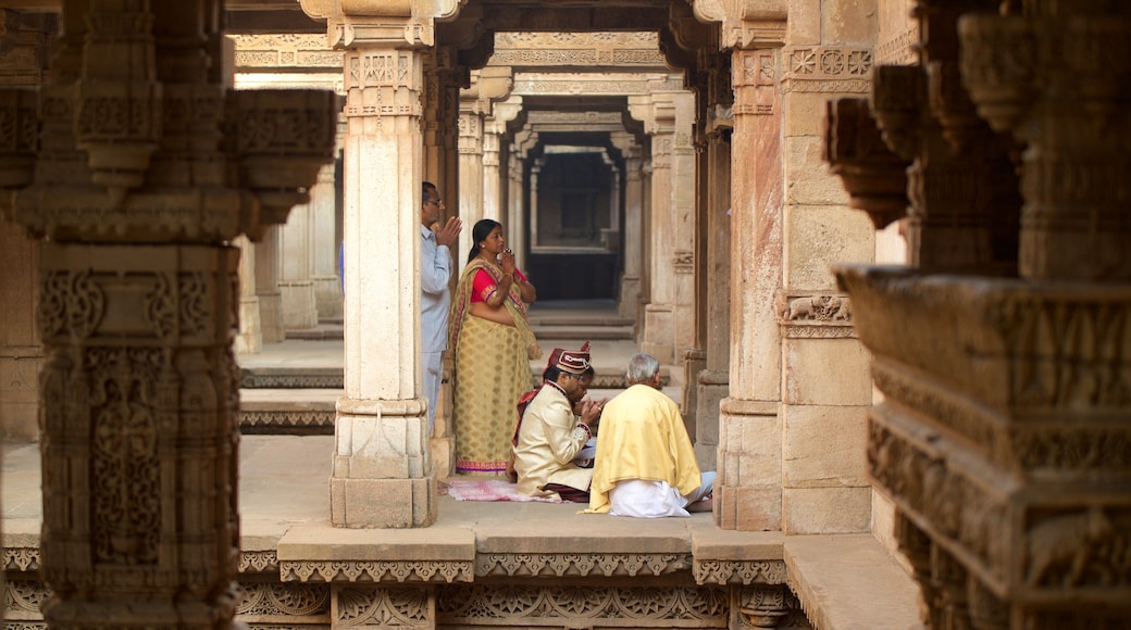 Adalaj Vav mettant en vedette temple ou lieu de culte et journée au spa aussi bien que petit groupe de personnes