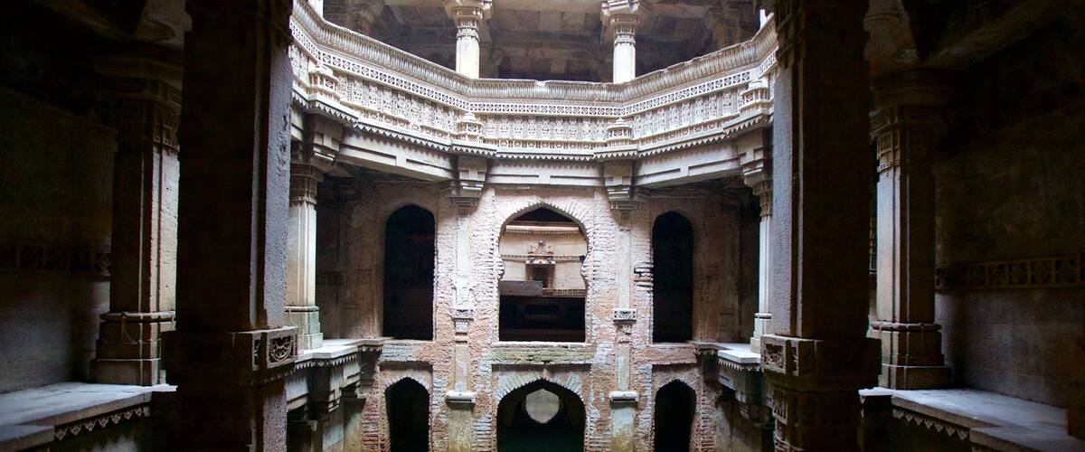 Adalaj Vav showing interior views, heritage elements and a temple or place of worship