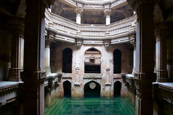 Adalaj Vav showing interior views, heritage elements and a temple or place of worship