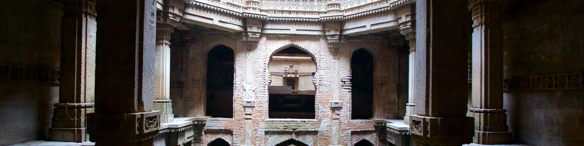 Adalaj Vav welches beinhaltet Tempel oder Andachtsstätte, Geschichtliches und historische Architektur