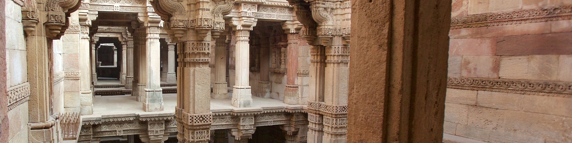 Adalaj Vav which includes a temple or place of worship, heritage architecture and heritage elements