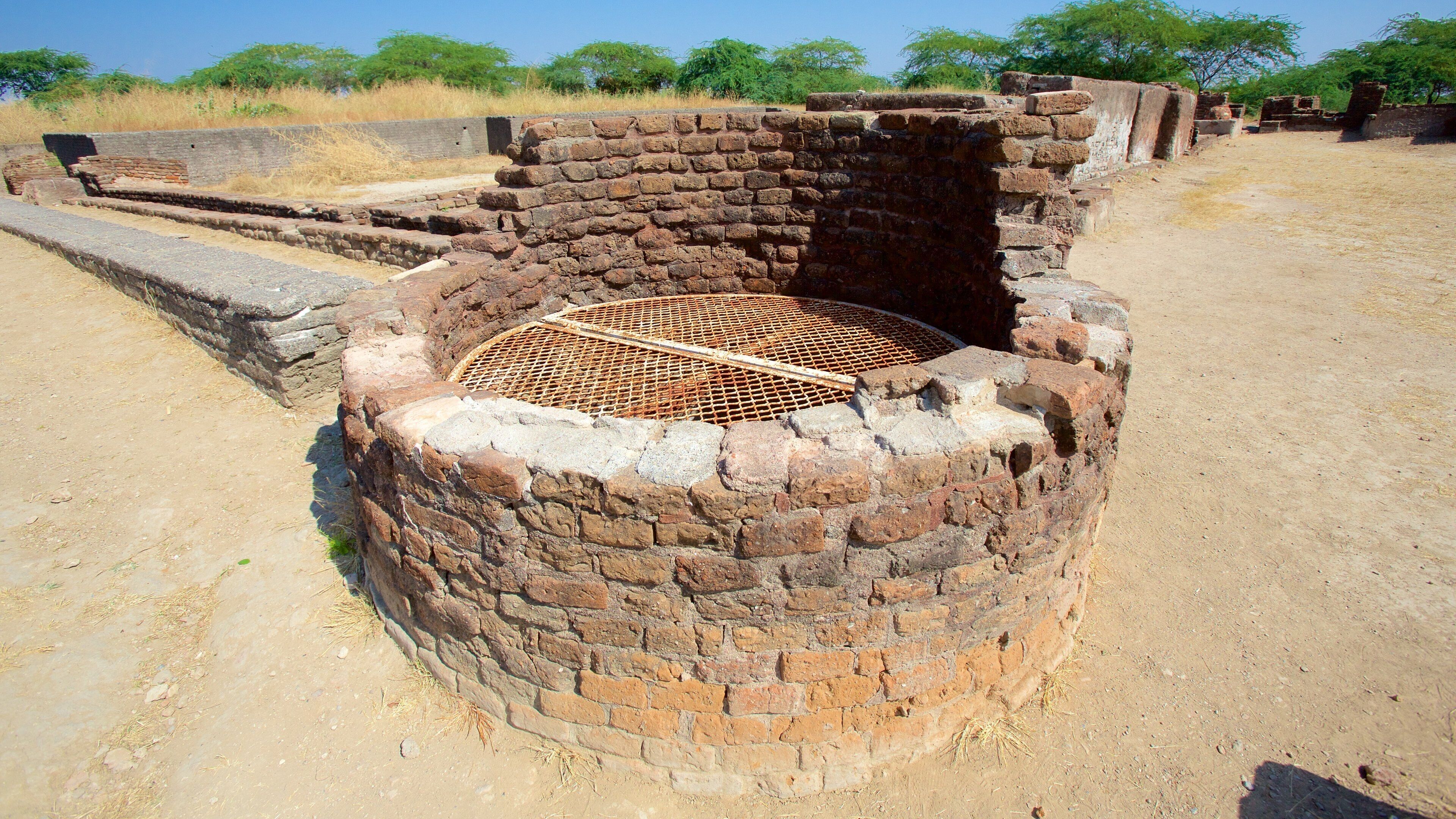 Lothal che include oggetti d\'epoca e rovine