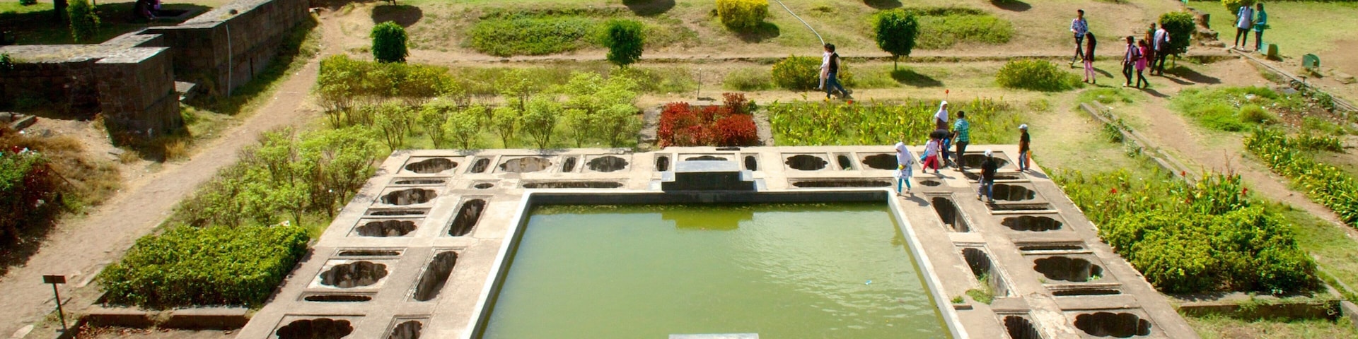 Shaniwar Wada mostrando um jardim e um lago