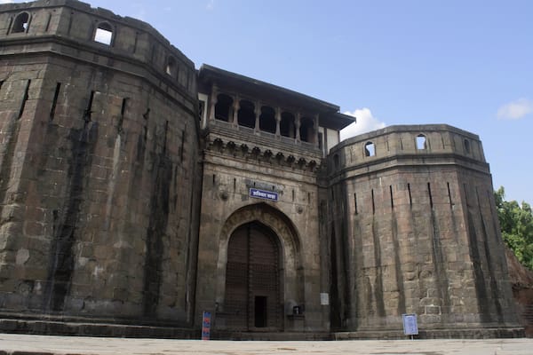 Une forteresse de pierre antique, dotée d’arcades et de créneaux.