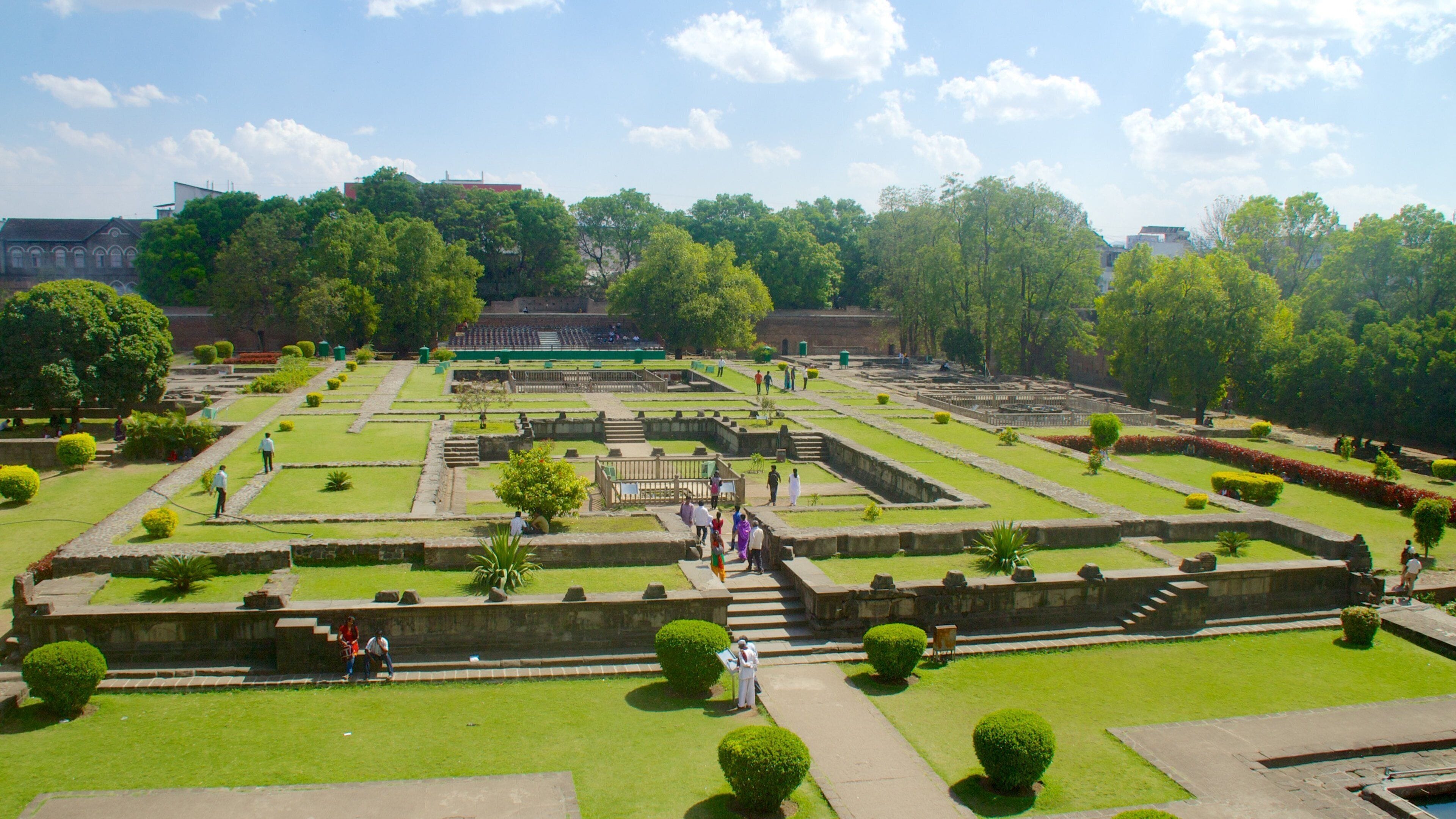 Shaniwar Wada featuring a garden