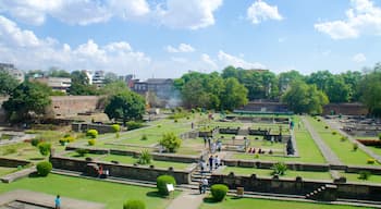 Shaniwar Wada which includes a garden