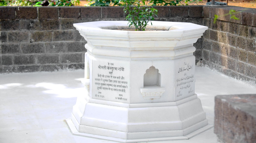 Palais de l\'Aga Khan qui includes chĂąteau ou palais