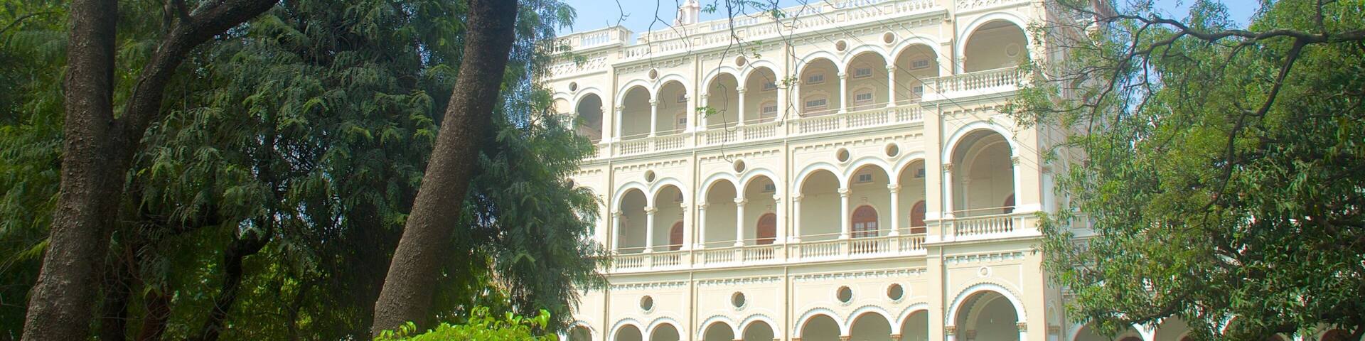 Palais de l\'Aga Khan montrant ville, jardin et chĂąteau ou palais