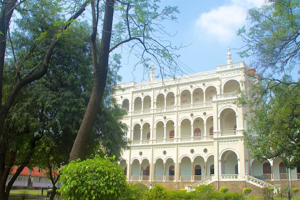 Palais de l\'Aga Khan montrant ville, jardin et chĂąteau ou palais
