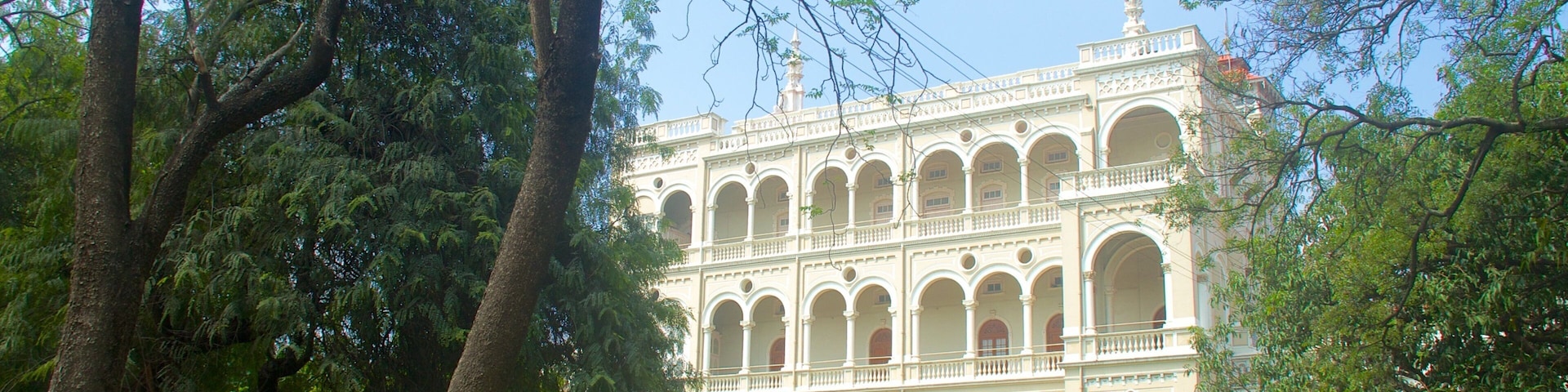 Palacio del Aga Khan que incluye un parque, arquitectura patrimonial y un castillo