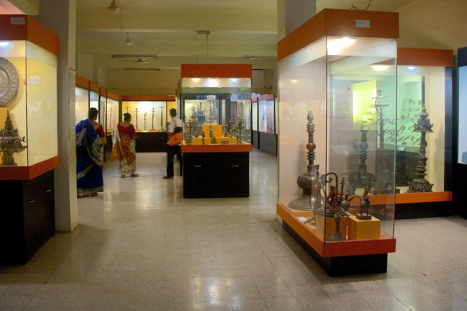 Un museu amb vitrines de vidre que contenen diversos artefactes.