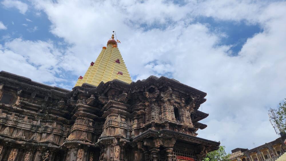 Ein Tempel mit einer goldenen Spitze und aufwendigen Schnitzereien.