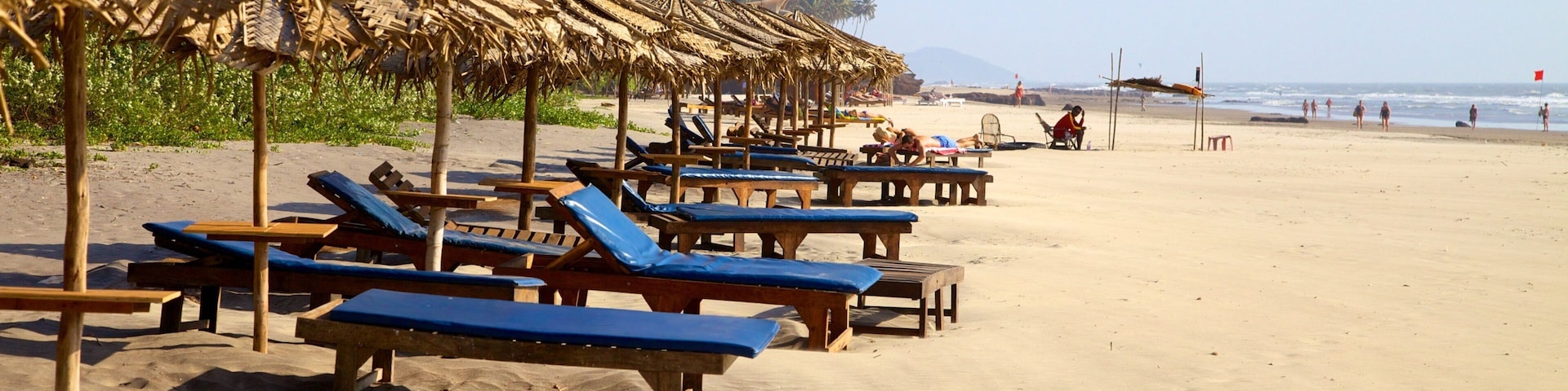 Praia de Ashvem mostrando uma praia de areia, cenas tropicais e paisagem