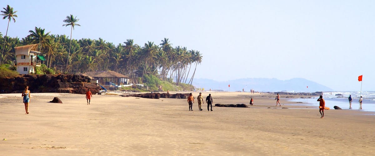 Aswem-stranden som omfatter tropiske områder, en sandstrand og udsigt over kystområde