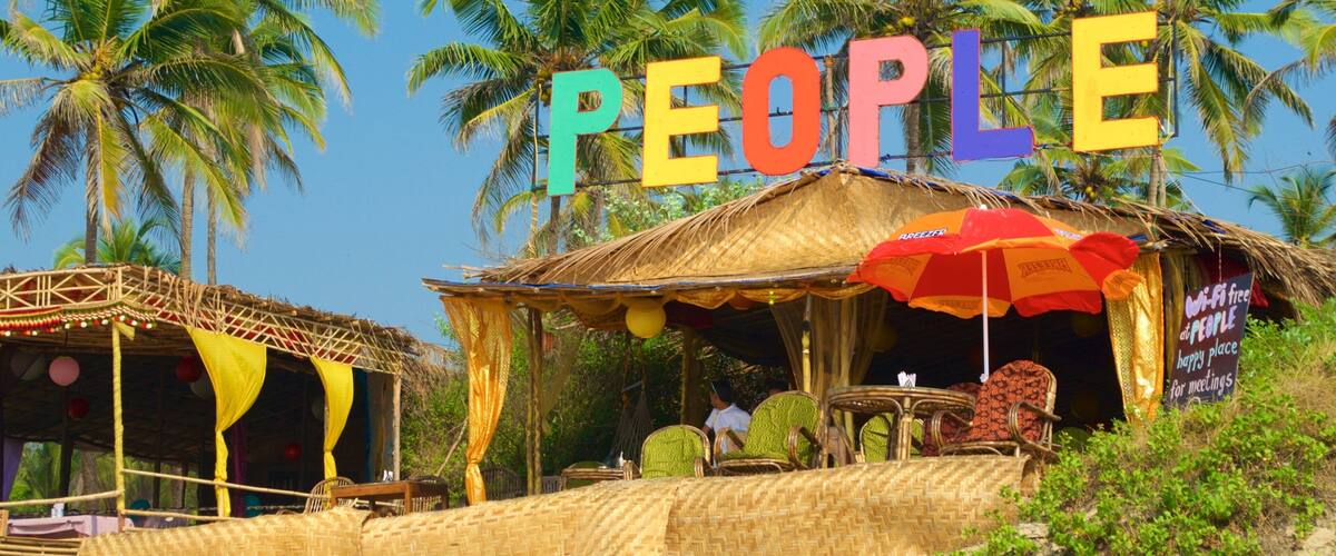 Mandrem Beach bevat tropische uitzichten en buiten eten