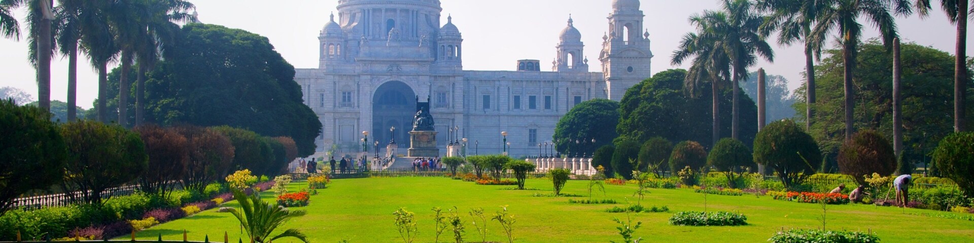 Monumento en Memoria de la Reina Victoria mostrando un monumento, arquitectura patrimonial y un parque