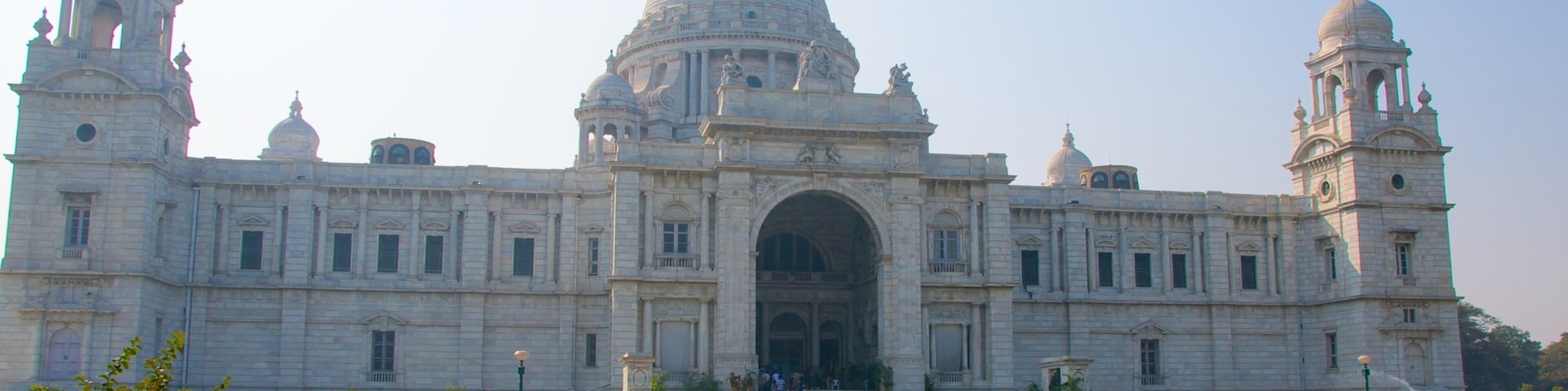 Victoria Memorial which includes a memorial, heritage architecture and a garden