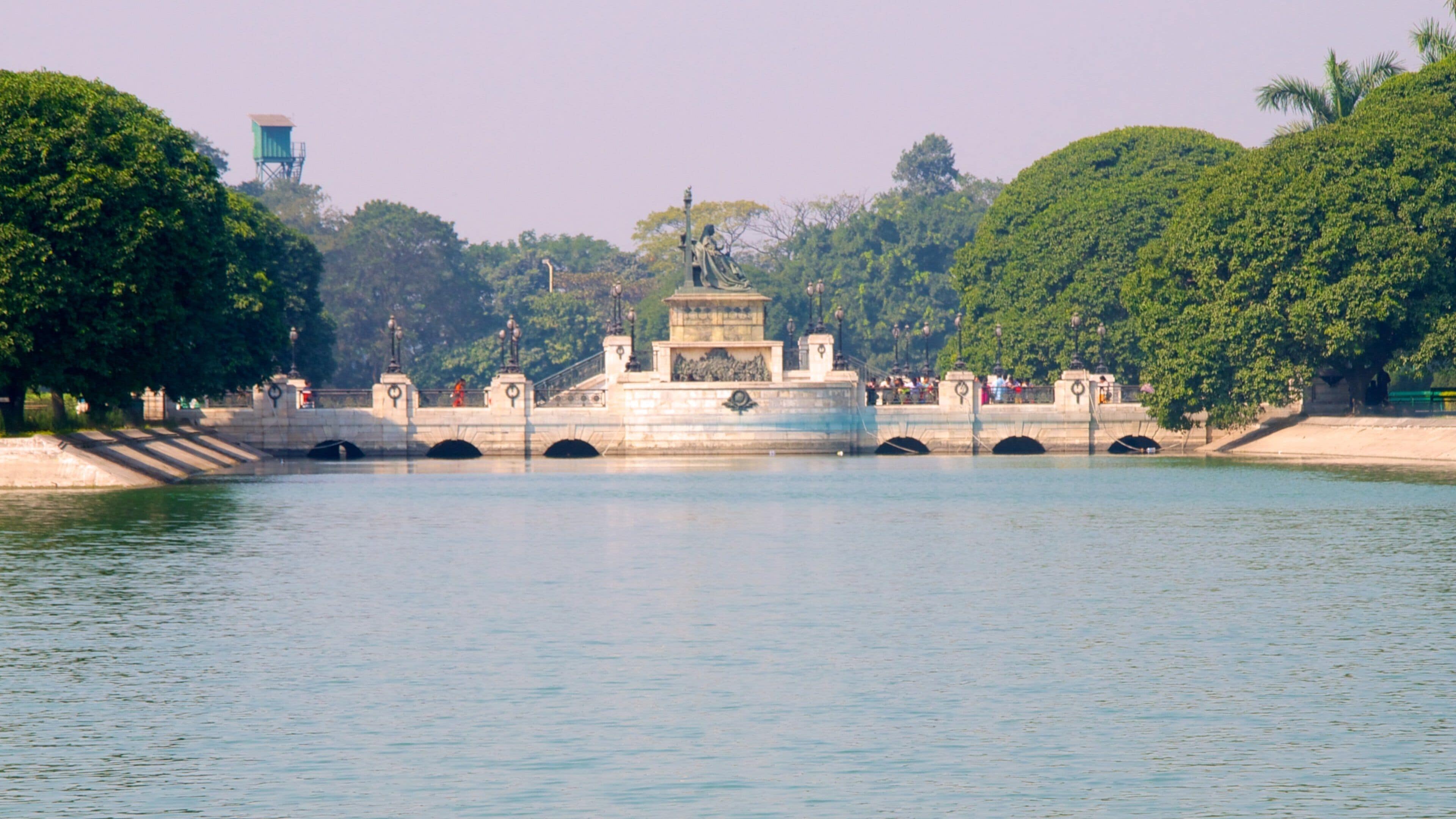 Victoria Memorial featuring a lake or waterhole, a memorial and a bridge