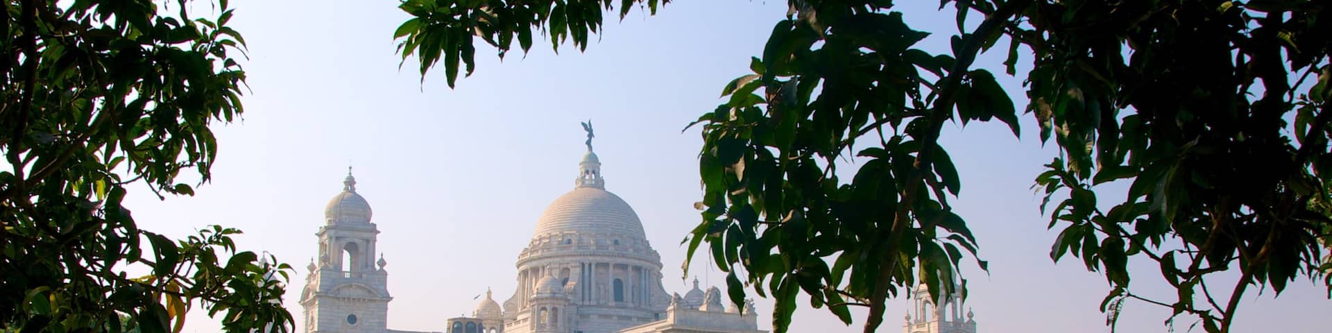 Mémorial Victoria montrant mare, patrimoine architectural et mémorial