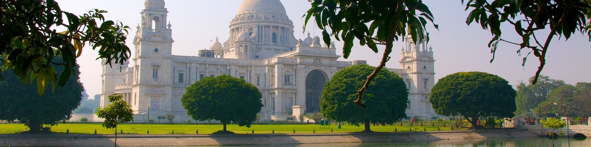Victoria Memorial which includes heritage architecture, a pond and a memorial