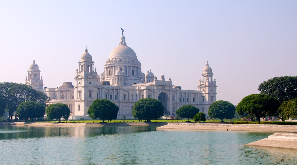 Victoria Memorial bevat een monument, een meer of poel en historische architectuur