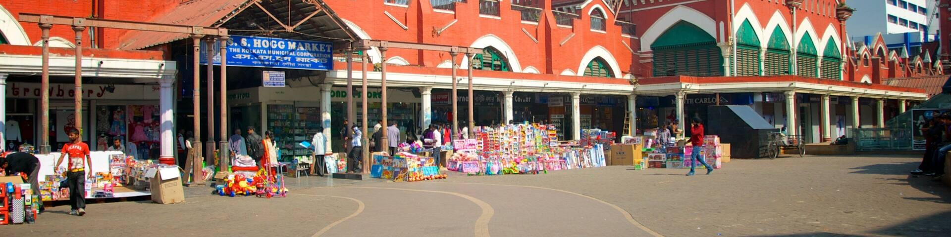New Market showing a square or plaza, markets and a city