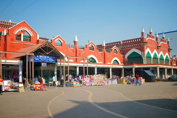 New Market showing a square or plaza, markets and a city