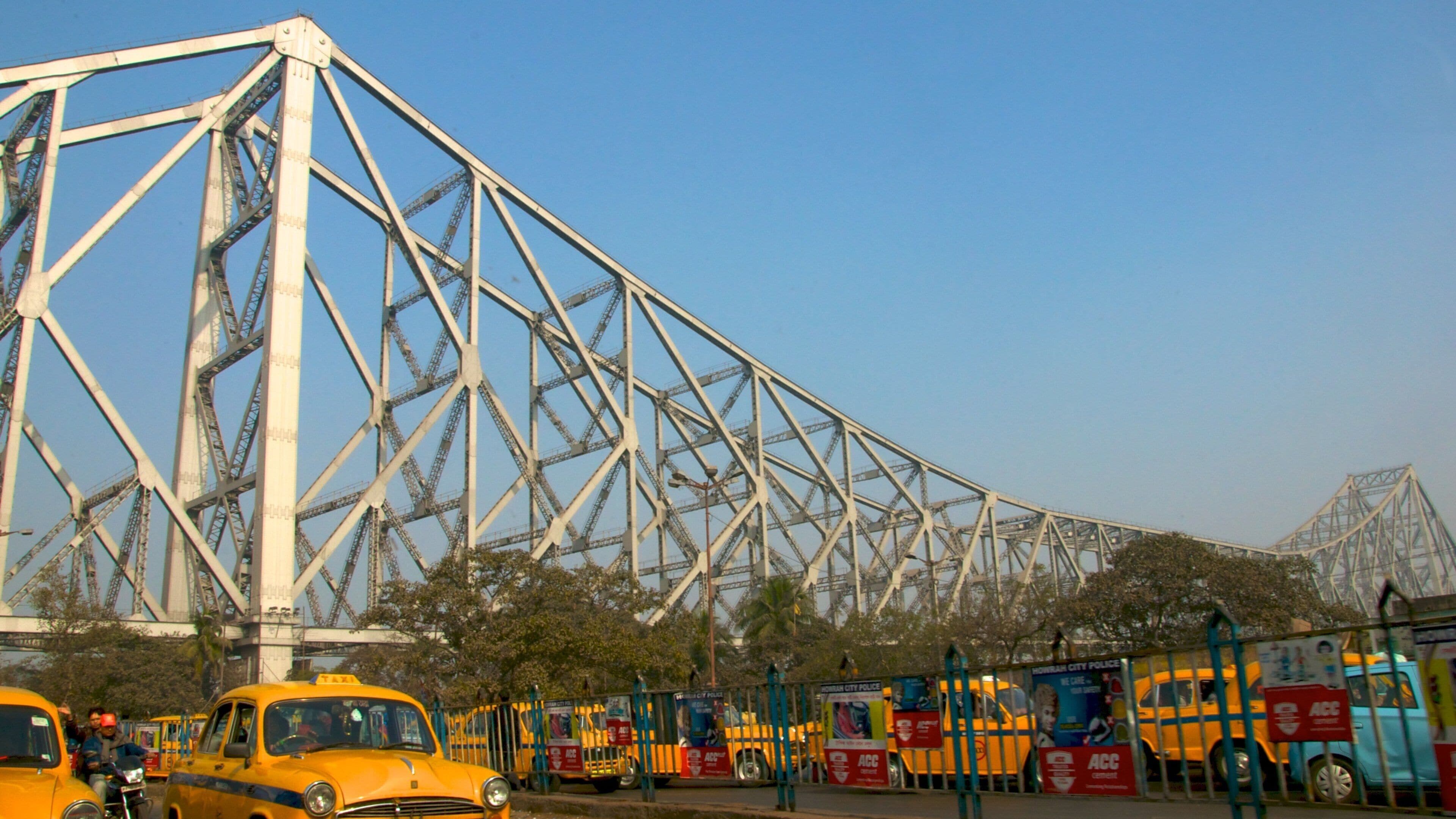 Howrah Bridge showing a bridge, street scenes and a city