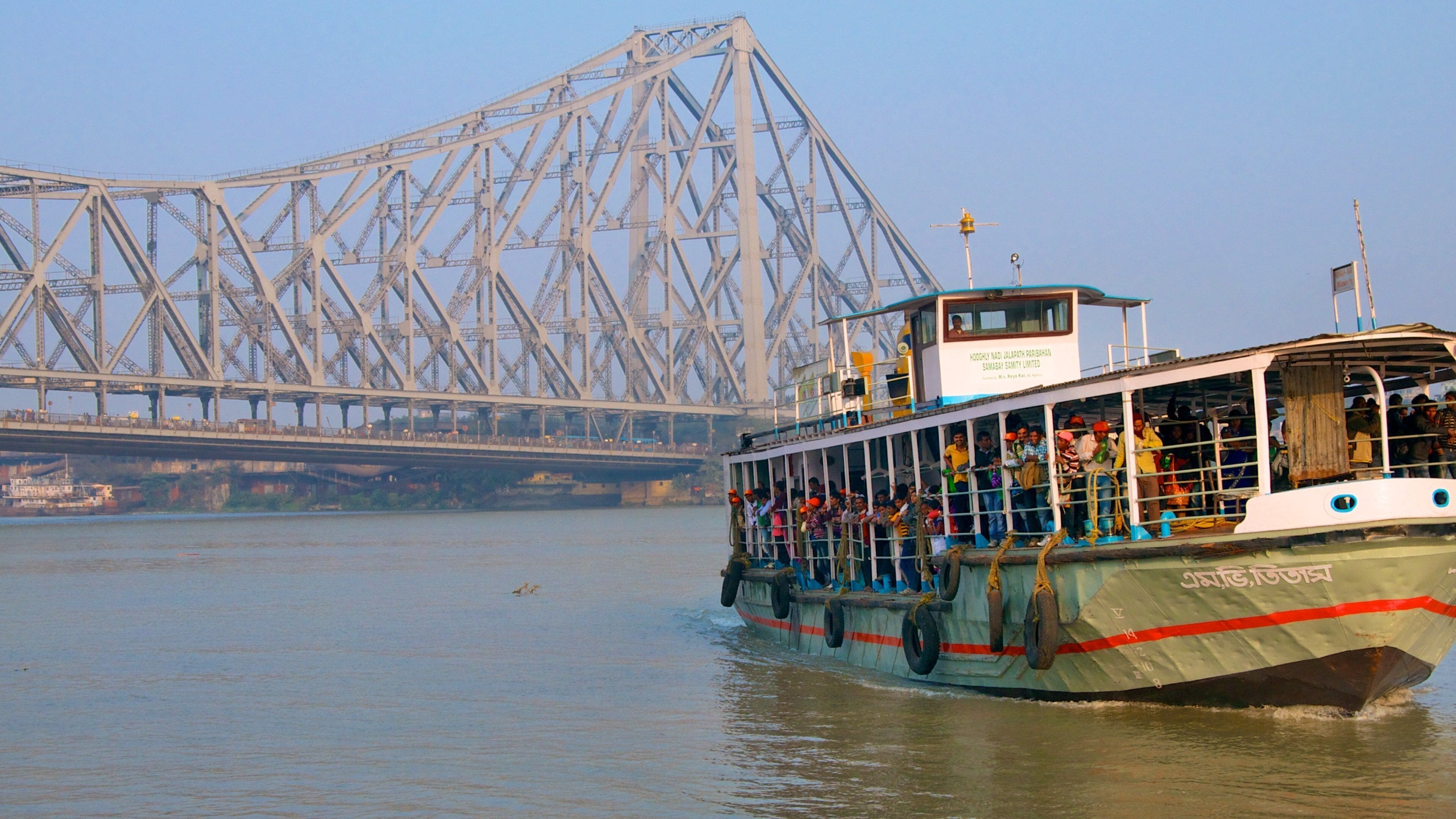 Puente Howrah ofreciendo un puente, vistas generales de la costa y paseos en lancha