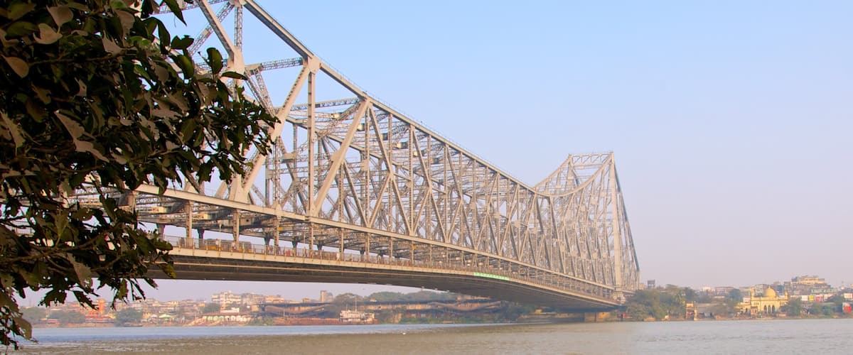 Howrah-broen og byder på en flod eller et vandløb og en bro