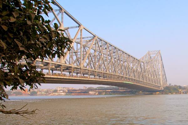 Howrah Bridge das einen Fluss oder Bach und Brücke