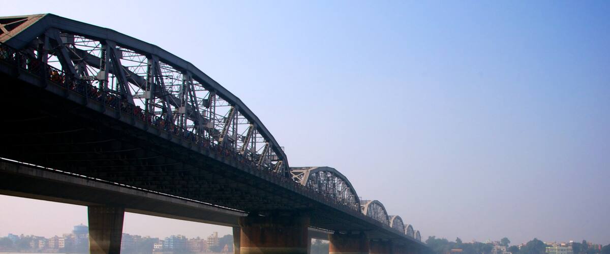 Puente de Bally que incluye un río o arroyo y un puente