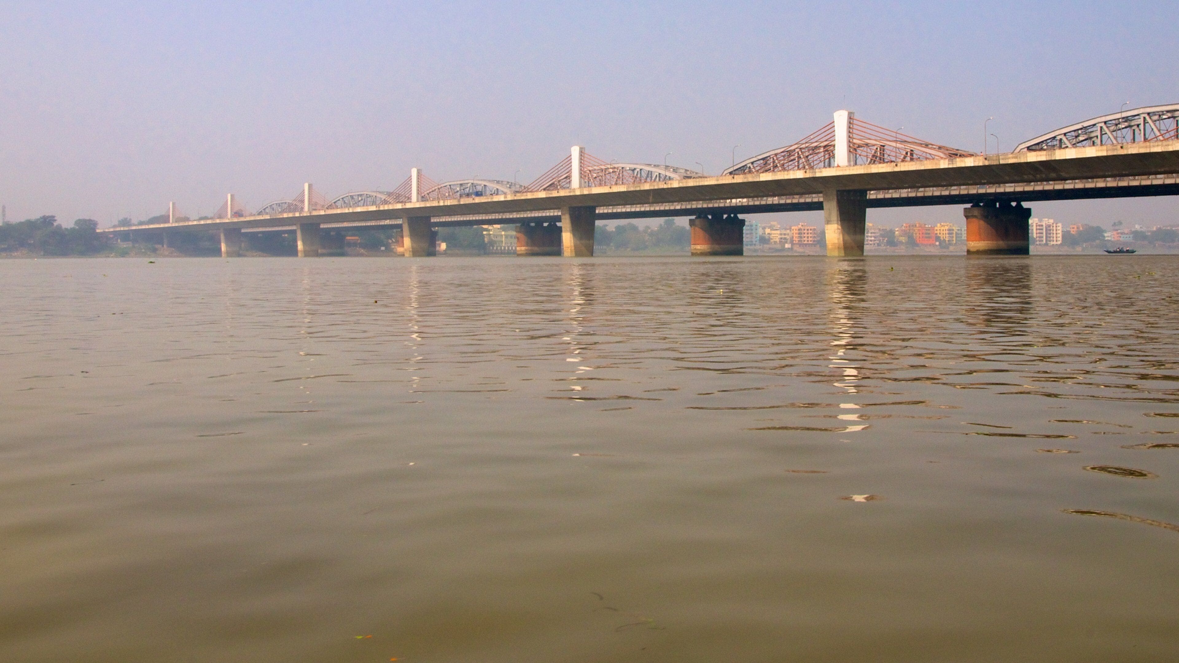 Bally-broen som inkluderer bro, elv eller bekk og by