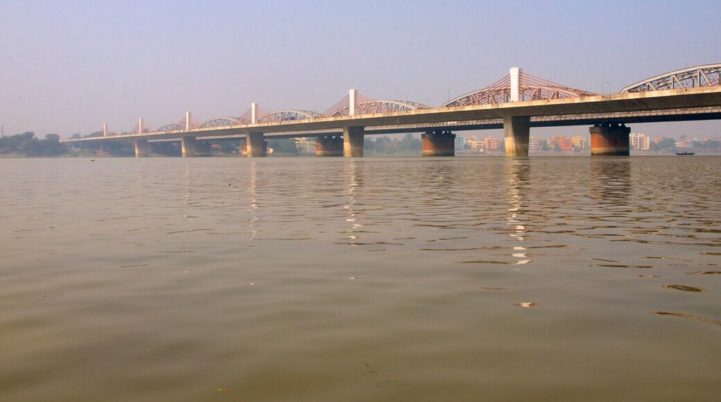 Bally-broen som inkluderer bro, elv eller bekk og by