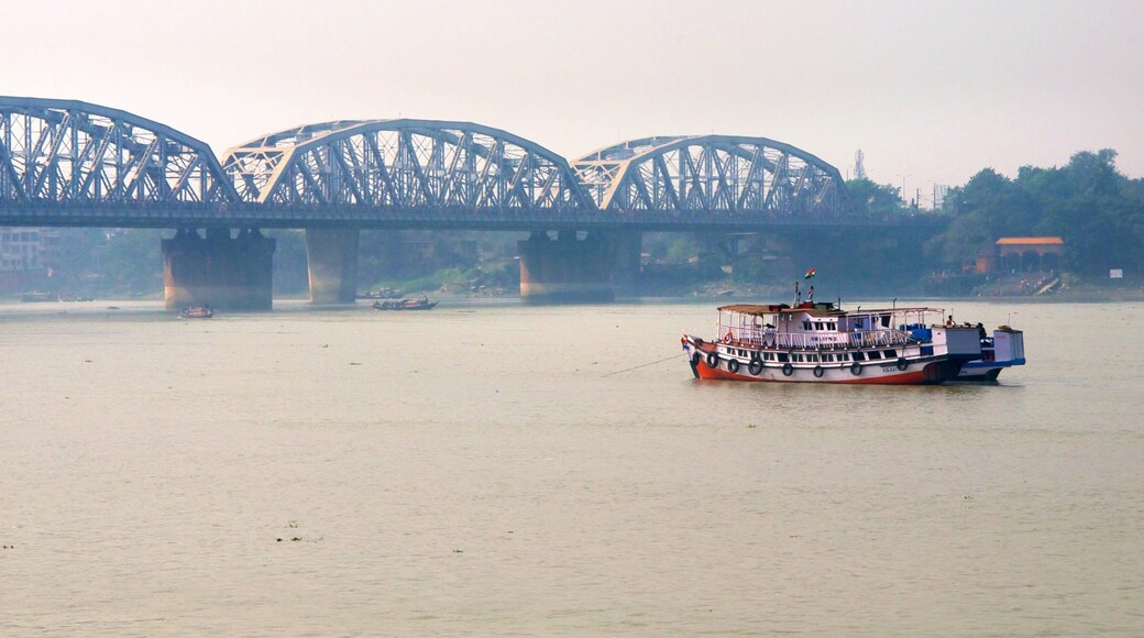 Ponte di Bally caratteristiche di giro in barca, fiume o ruscello e nebbia e foschia