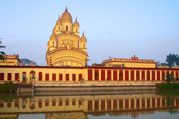 Temple de Dakshineswar Kali mettant en vedette ville, éléments religieux et temple ou lieu de culte