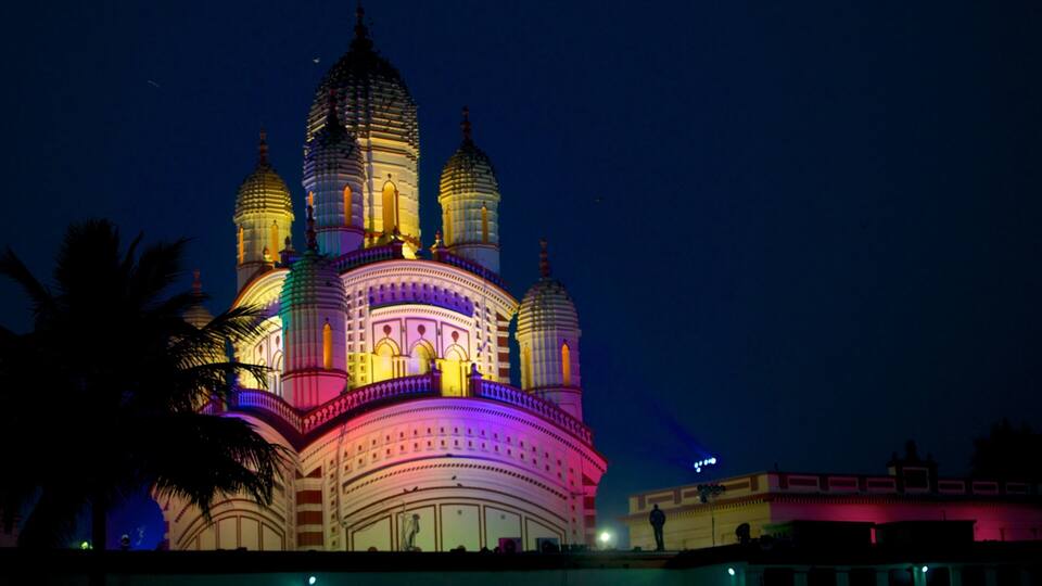 Dakshineswar Kali-tempelet som inkluderer religion, tempel eller hellig sted og nattbilder