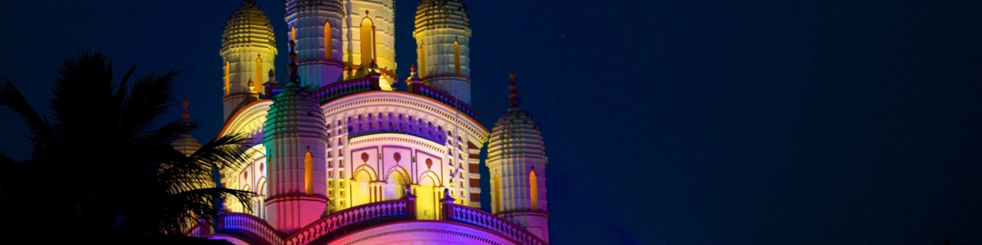 วัด Dakshineswar Kali เนื้อเรื่องที่ วิวกลางคืน, วัดหรือสถานที่เคารพบูชา และ แง่มุมทางศาสนา