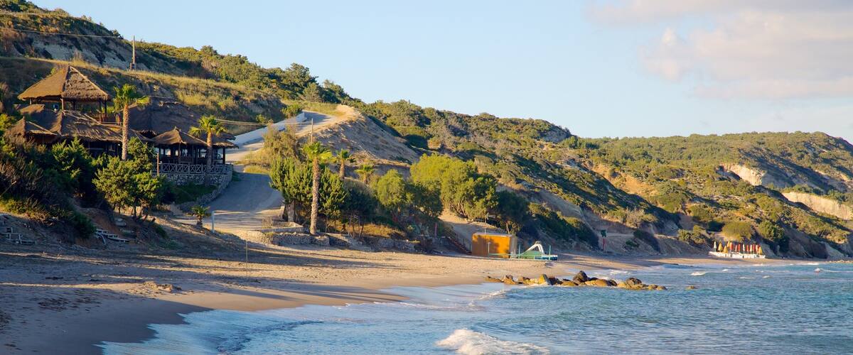 Paradise strand som viser udsigt over kystområde og en strand